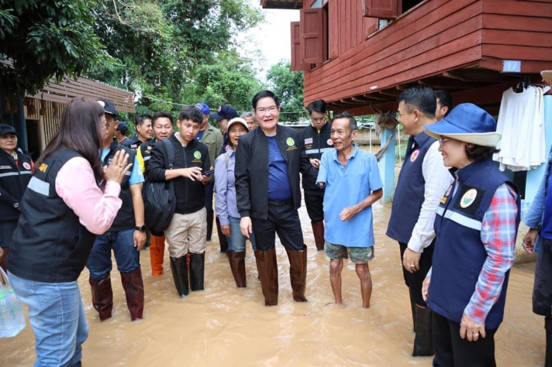 รมช.อัคราลุยด่วนติดตามสถานการณ์น้ำและมอบสิ่งของช่วยเหลือผู้ประสบภัยอุทกภัย