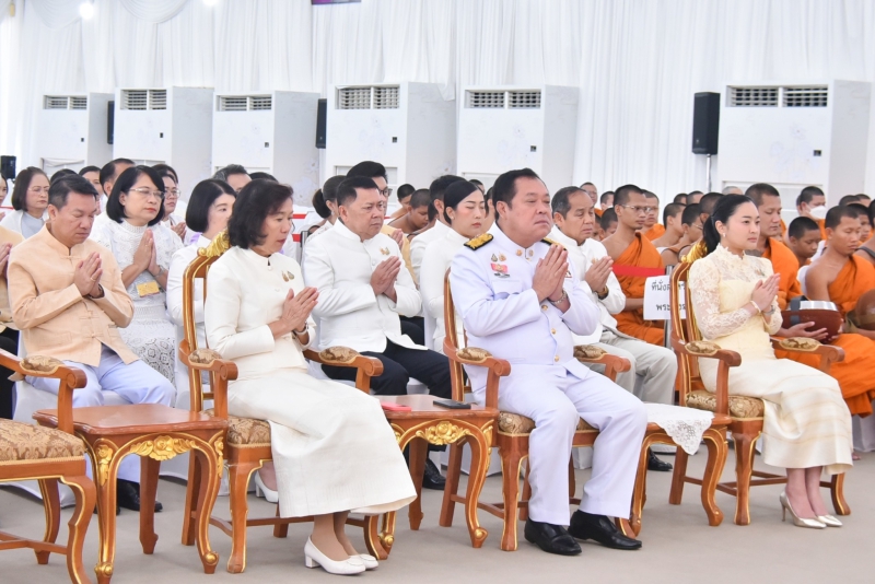 ปลัดเกษตรฯ ร่วมพิธีเจริญพระพุทธมนต์เนื่องในกิจกรรมตักบาตรรับปีใหม่ พุทธศักราช 2568 และทำบุญตักบาตรพระสงฆ์ 73 รูป