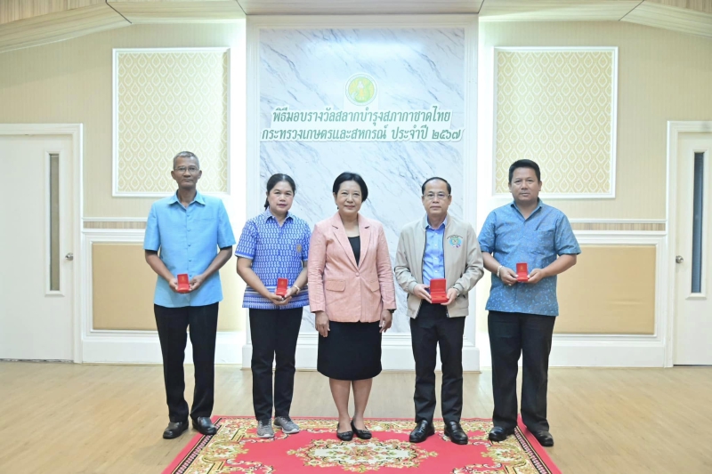 รองปลัดฯภัทราภรณ์มอบรางวัลสลากบำรุงสภากาชาดไทยของกระทรวงเกษตรและสหกรณ์