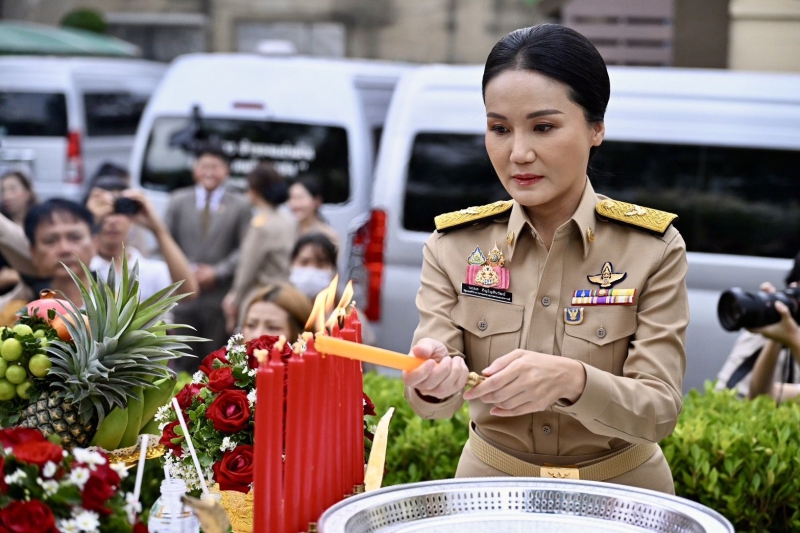 รมว.เกษตรฯ พร้อม 2 รัฐมนตรีช่วยฯ ถือฤกษ์ 08.19 น. เข้าสักการะสิ่งศักดิ์สิทธิ์ประจำกระทรวงเกษตรและสหกรณ์...