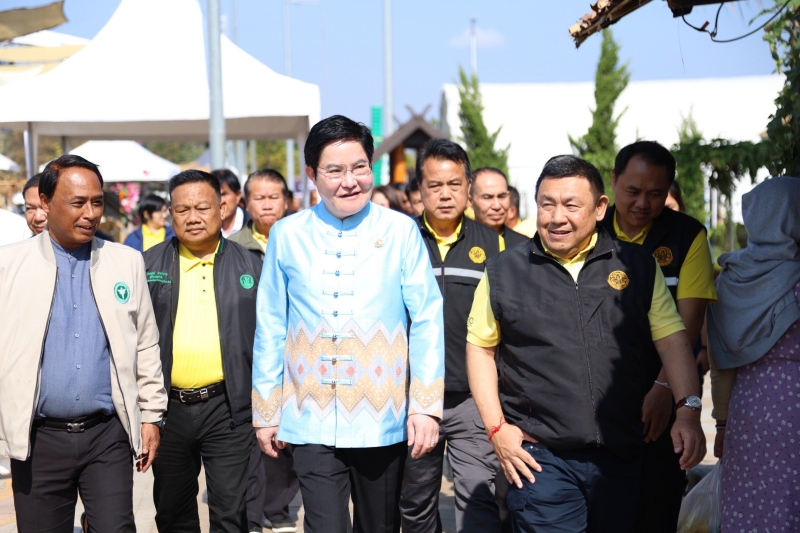 รมช.อัครามอบโฉนดที่ดินเพื่อการเกษตร