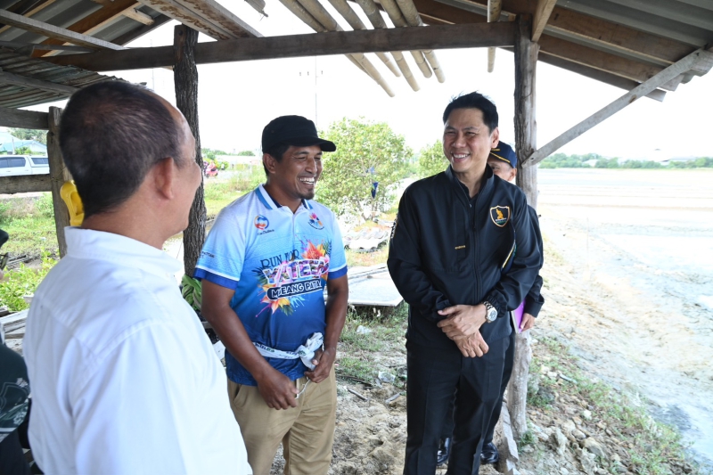 รองปลัดกฤษ ลงพื้นที่ติดตามสถานการณ์เกลือทะเล พร้อมหารือพัฒนาระบบการผลิตและการตลาดเกลือทะเลไทย จ.ปัตตานี
