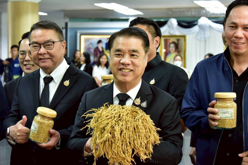 “สุริยะ” ประกาศยุทธศาสตร์ “ข้าวไทย 5 ทัน” ชู ‘ข้าวคาร์บอนต่ำ’ นโยบายเรือธง ลดต้นทุน เพิ่มรายได้ ยกระดับข้าวไทยสู่ Thailand Low Carbon Rice