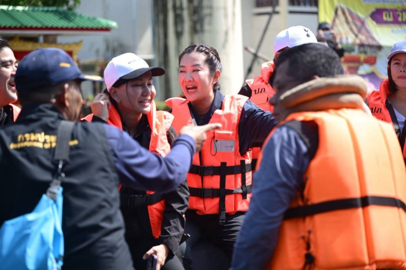 รมช.ปิยะรัฐชย์ลงพื้นที่ให้กำลังใจและมอบถุงยังชีพแก่ประชาชน