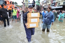 ปลัดเกษตรฯร่วมลงพื้นที่พบปะให้กำลังใจประชาชน
