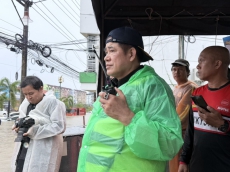 “รมว.ธรรมนัส”อพยพชาวหาดใหญ่กว่าพันคนออกจากจุดน้ำท่วมหนัก