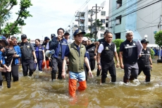 “สุริยะ”ลุยน้ำท่วมออเงินเร่งสูบน้ำคาดแห้งใน